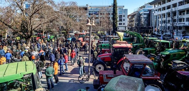 Oι αγρότες βγάζουν τα τρακτέρ στην κεντρική πλατεία